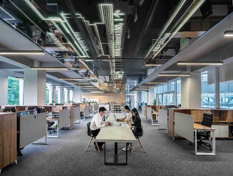 呼叫中心系统如何实现多渠道整合（电话、邮件、社交媒体等）？